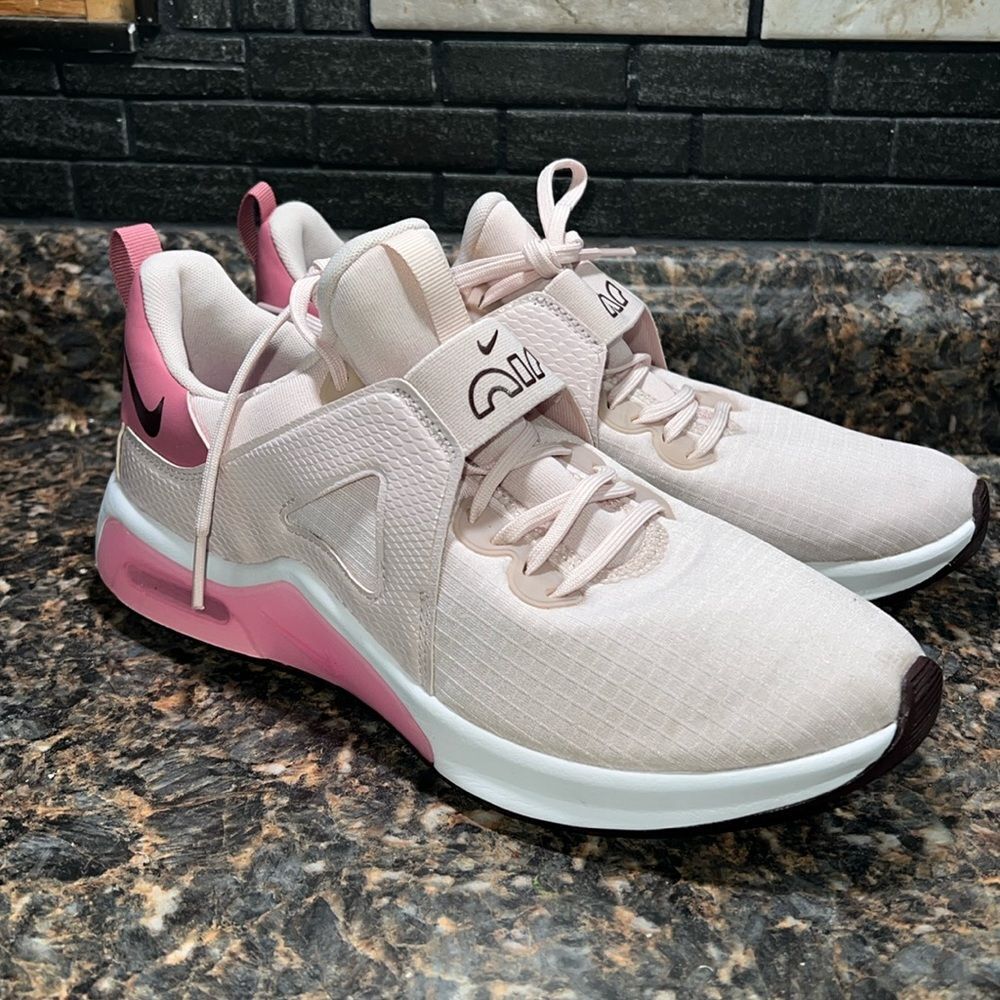 Nike Air Max Bella TR 5 Women's Workout Shoes, size 8.5 US